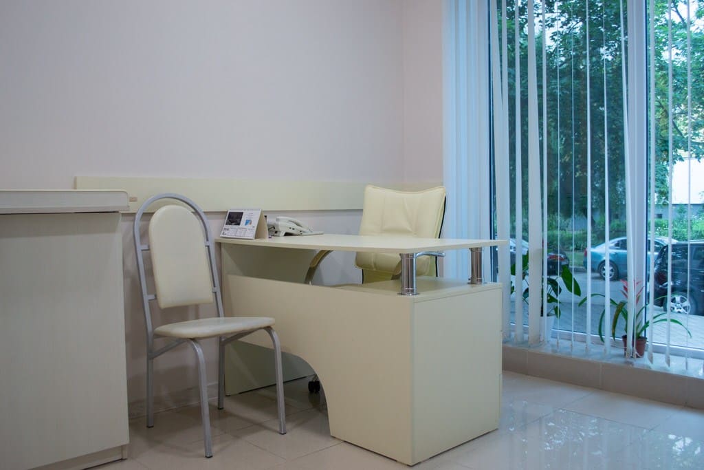 Интерьер клиники Трезвая Столица, светлая бежевая мебель на фоне панорамного окна